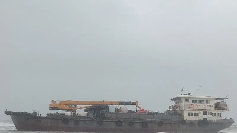 Tàu sắt không người trôi dạt vào bờ biển Quảng Trị
