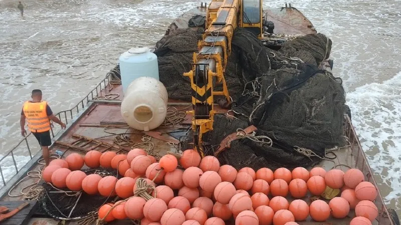 Bên trong tàu sắt không có người trôi dạt bờ biển Quảng Trị