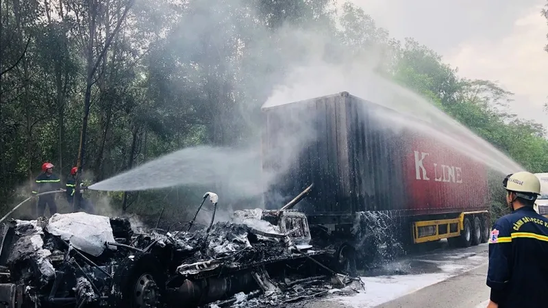 Quảng Trị: Xe đầu kéo bốc cháy dữ dội khi đang lưu thông