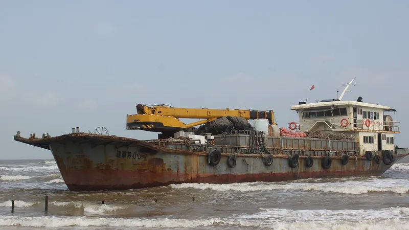 Tàu sắt trôi dạt vào bờ biển Quảng Trị, xử lý cách nào?