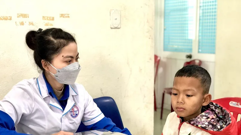 Thăm khám và cấp thuốc miễn phí cho người dân