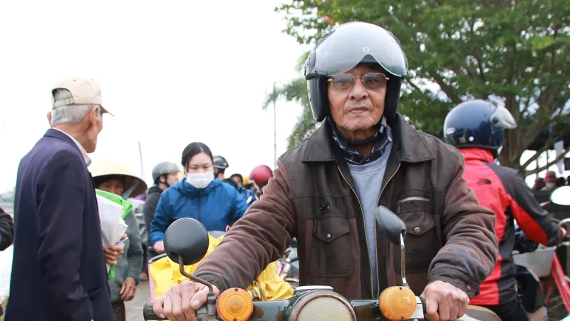 Người dân vui mừng khi mua sắm tết ở phiên chợ 0 đồng