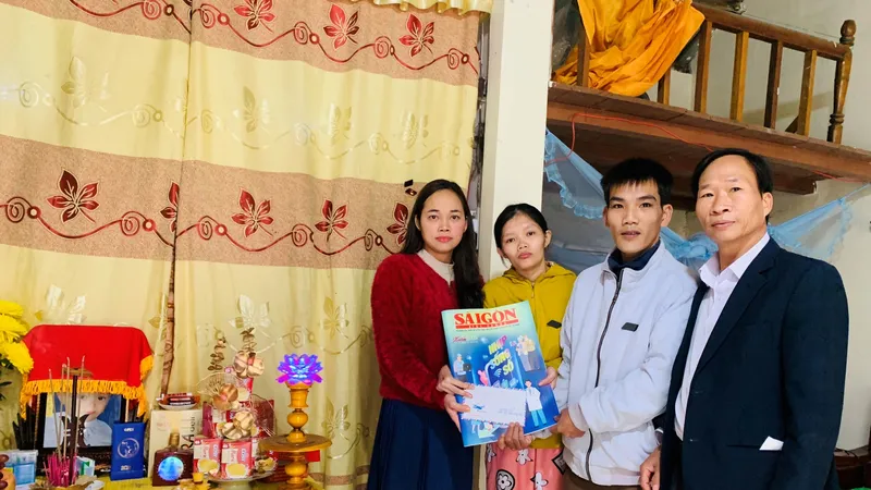 Trao tiền hỗ trợ gia đình có hoàn cảnh khó khăn tại Quảng Trị