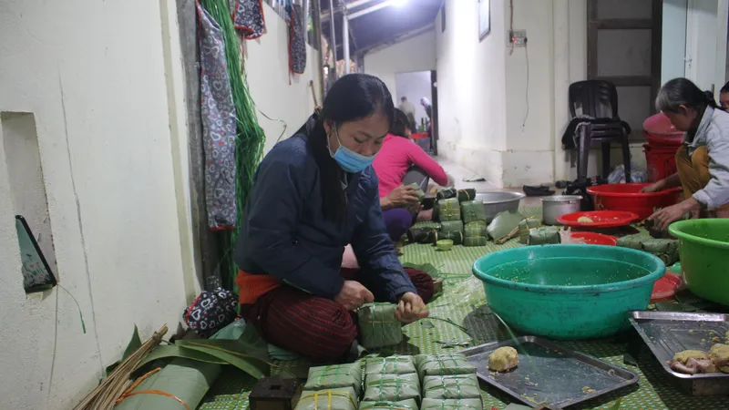 Làng làm bánh chưng, bánh tét “chạy” hết công suất cho vụ tết