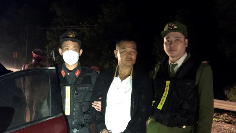 Lực lượng chức năng bắt giữ đối tượng Nguyễn Trần Chương. Ảnh: TRẦN KHÔI