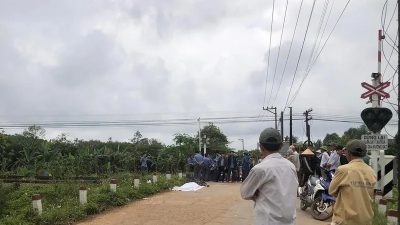 Dắt xe đạp qua đường sắt, cụ ông bị tàu hỏa tông tử vong