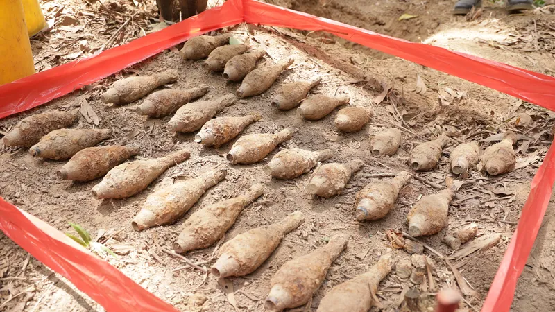 Phát hiện kho đạn cối gần đường dân sinh
