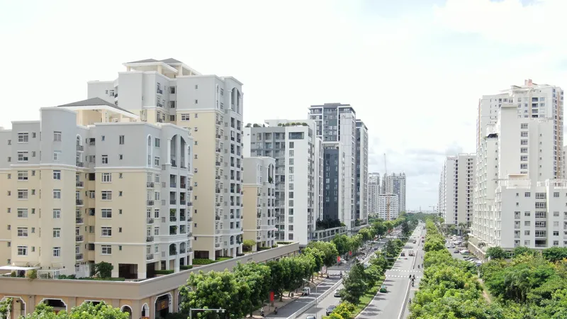 Khu dân cư trên trục đường Nguyễn Lương Bằng quận 7. Ảnh: HOÀNG HÙNG