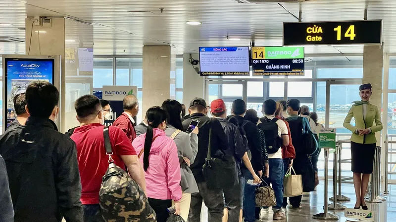 Khách hàng xếp hàng ra máy bay tại sân bay Tân Sơn Nhất. Ảnh: HOÀNG HÙNG