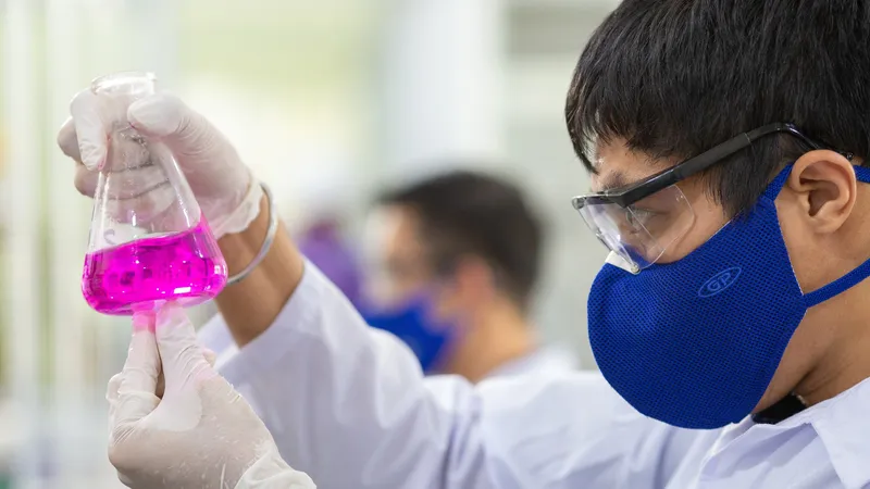 Kỹ sư Tập đoàn Hoa Sen Group tại phường Tân Thành (TPHCM) nghiên cứu phát triển nguyên phụ liệu phục vụ quy trình sản xuất