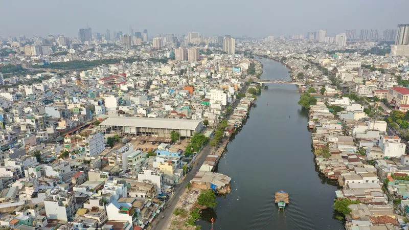Những ngôi nhà ven kênh Đôi trên đường Nguyễn Duy và Phạm Thế Hiển, quận 8. Ảnh: HOÀNG HÙNG