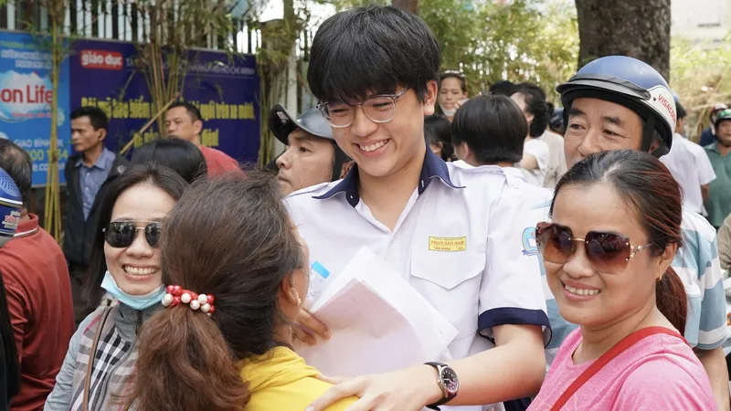 Đề thi Ngữ văn gây bất ngờ, "chạm" được cảm xúc của thí sinh