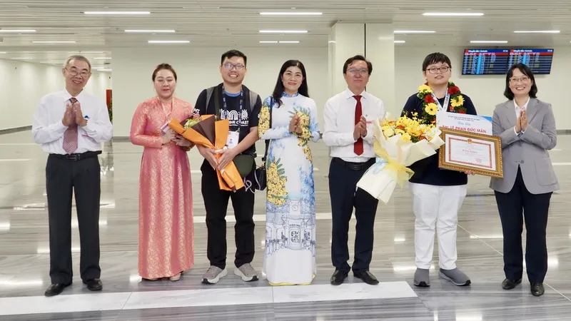 UBND TPHCM, Sở GD-ĐT đón em Lê Phan Đức Mân, học sinh Trường THPT Chuyên Lê Hồng Phong, đạt Huy chương Bạc Kỳ thi Olympic Quốc tế năm 2025