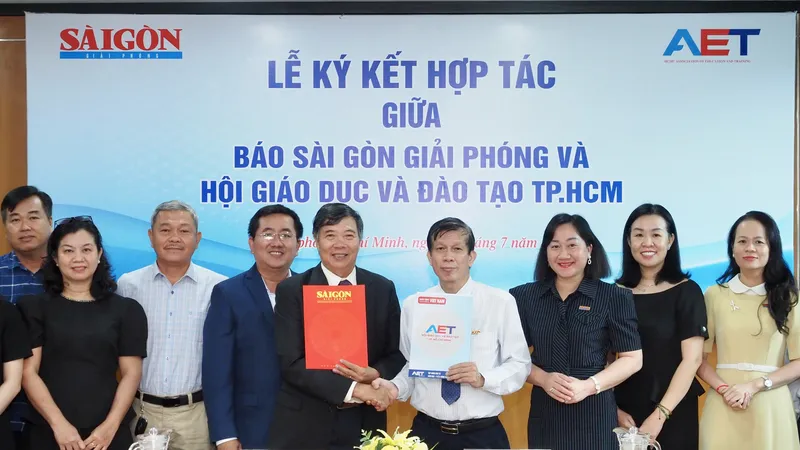 Nhà báo Nguyễn Khắc Văn, Phó TBT Phụ trách báo SGGP cùng PGS.TS Nguyễn Kim Hồng, Phó Chủ tịch thường trực Hội GD-ĐT TPHCM tại lễ ký kết hợp tác. Ảnh: HOÀNG HÙNG