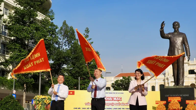 Lãnh đạo TPHCM phất cờ xuất phát đoàn xe diễu hành tại Lễ khai mạc Tuần lễ hưởng ứng học tập suốt đời năm 2025