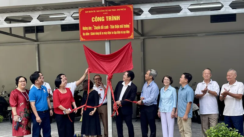 Lãnh đạo phường Phú Định, Ban Quản trị chung cư Mỹ Phúc và đại diện Ban Công tác Mặt trận Khu phố 53 thực hiện nghi thức gắn bảng công trình “Điểm sạc xanh” tại chung cư Mỹ Phúc.