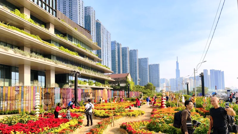 Không gian vườn hoa xuân bên ga Ba Son thu hút đông đảo người dân, du khách đến tham quan, vui xuân