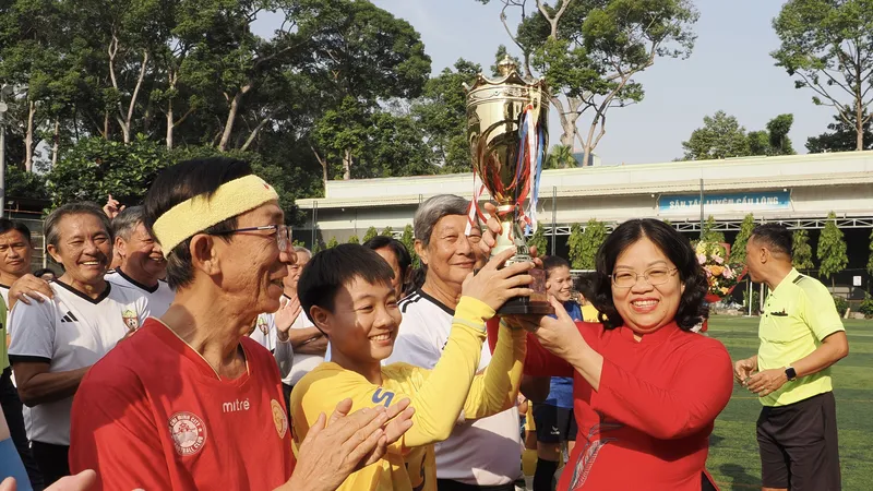 Phó Chủ tịch HĐND TPHCM Nguyễn Trường Nhật Phương trao cúp cho các đội bóng giành chiến thắng tại chương trình giao hữu bóng đá và trao quà tri ân nhân dịp Xuân Bính Ngọ 2026. Ảnh: HOÀNG HÙNG