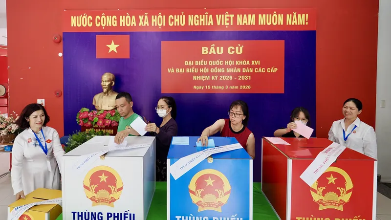 Cử tri tham gia bỏ phiếu bầu đại biểu Quốc hội khóa XVI và đại biểu HĐND các cấp nhiệm kỳ 2026–2031 tại khu vực bỏ phiếu số 16, phường Chợ Quán, chiều 15-3-2026. Ảnh: HOÀNG HÙNG
