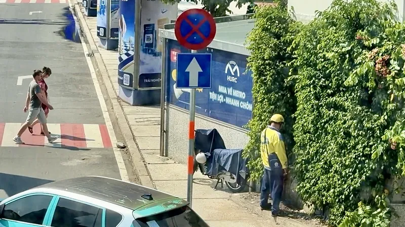 Tài xế xe công nghệ tiểu tiện tại khu vực nắp hầm gần lối xuống ga metro Bến Thành, nơi có nhiều du khách quốc tế qua lại (ẢNH: HOÀNG HÙNG)