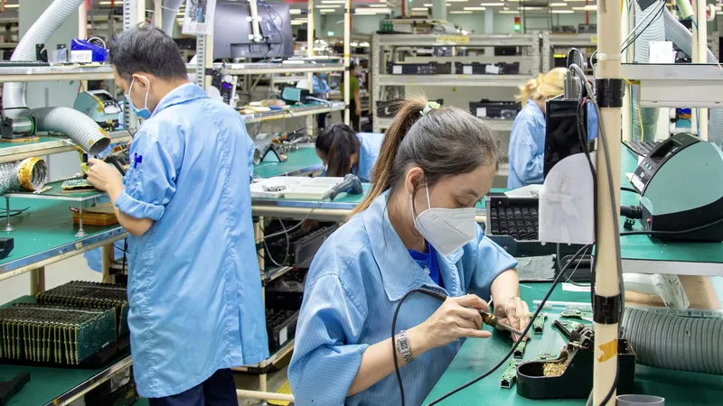 Công nhân làm việc trên dây chuyền sản xuất thiết bị điện tử tại Công ty Datalogic, Khu Công nghệ cao TPHCM. Ảnh: HOÀNG HÙNG