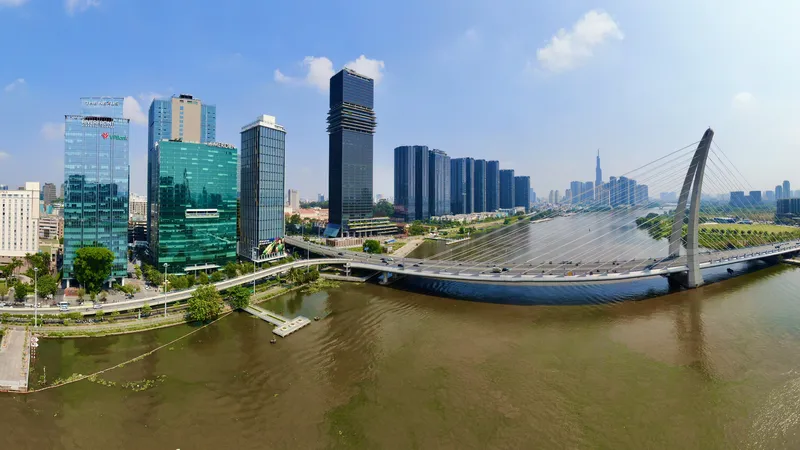 Trục kết nối trung tâm TPHCM với khu đô thị Thủ Thiêm qua sông Sài Gòn, định hình không gian phát triển đô thị hiện đại. ẢNH: HOÀNG HÙNG