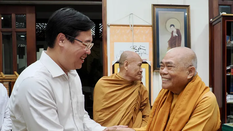 Lãnh đạo TPHCM thăm, chúc mừng Hòa thượng Thích Giác Toàn nhân Đại lễ Phật đản