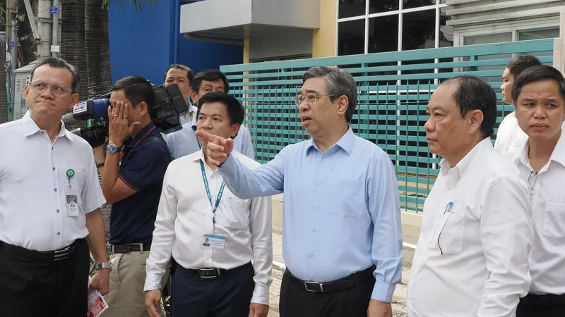 Đồng chí Nguyễn Phước Lộc cùng lãnh đạo các sở, ngành và đại diện các cơ sở y tế khảo sát tại Đại học Y khoa Phạm Ngọc Thạch sáng 12-06. Ảnh: HOÀNG HÙNG
