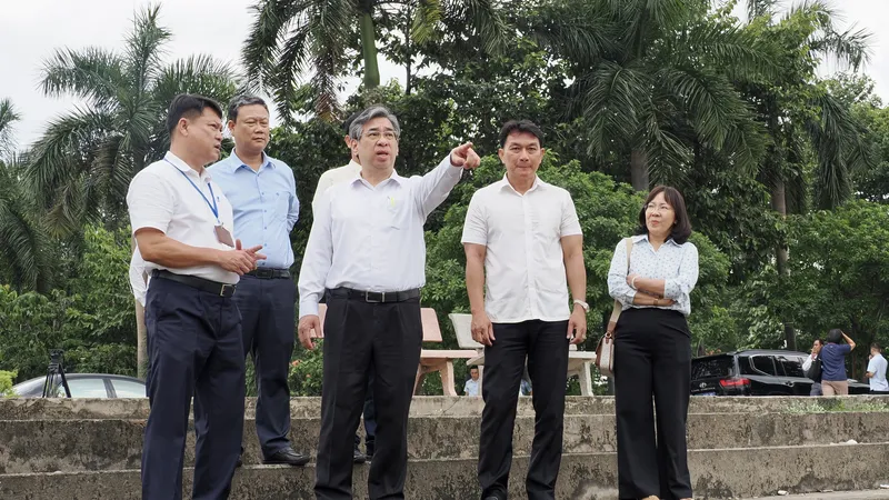 Đồng chí Nguyễn Phước Lộc (thứ 3 từ trái vào), Ủy viên Trung ương Đảng, Phó Bí thư Thành ủy, Chủ tịch Ủy ban MTTQ Việt Nam TPHCM khảo sát khu đất tại Trung tâm Văn hóa - Thể thao phường Tân Đông Hiệp, ngày 22-06-2026. Ảnh: HOÀNG HÙNG