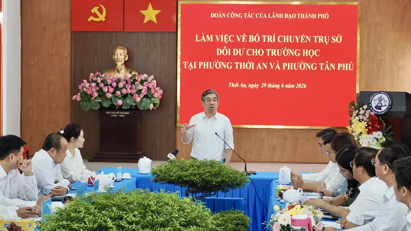 Đồng chí Nguyễn Phước Lộc, Ủy viên Trung ương Đảng, Phó Bí thư Thành ủy, Chủ tịch Ủy ban Mặt trận Tổ quốc Việt Nam TPHCM phát biểu tại buổi làm việc về phương án bố trí, chuyển đổi cơ sở dôi dư phục vụ phát triển trường học tại phường Thới An, TPHCM. ẢNH: HOÀNG HÙNG