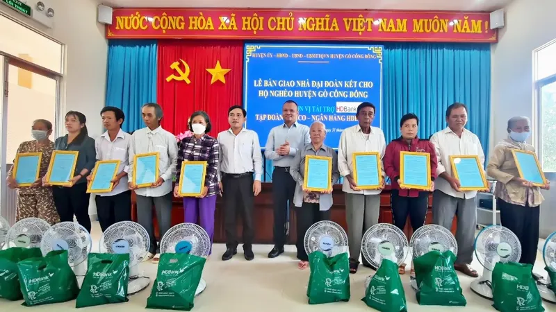 HDBank tặng 30 căn nhà Đại đoàn kết cho tỉnh Tiền Giang