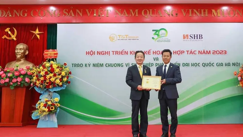 Doanh nhân Đỗ Quang Hiển nhận kỷ niệm chương vì sự nghiệp phát triển Đại học Quốc gia Hà Nội