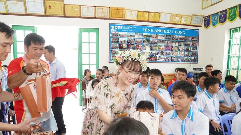 Nữ tỷ phú Nguyễn Thị Phương Thảo bất ngờ thăm các em nhỏ tại Làng SOS 