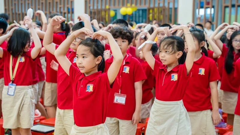 Royal School: Màn flashmob tập thể ấn tượng, sẵn sàng cho năm học mới