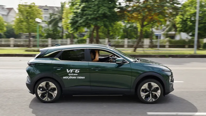 VinFast VF 6 thu hút đông đảo khách tham quan và đặt cọc 