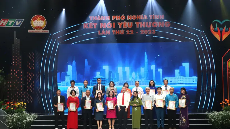 Chị Nguyễn Thị Thanh Thuỷ, Phó Giám đốc Khối Nhân sự HDBank - đại diện HDBank - cùng các đại diện doanh nghiệp tại chương trình "Thành phố nghĩa tình - Kết nối yêu thương"