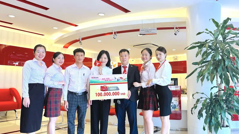 Khách hàng phấn khởi nhận thưởng hàng trăm triệu đồng khi gửi tiết kiệm tại HDBank