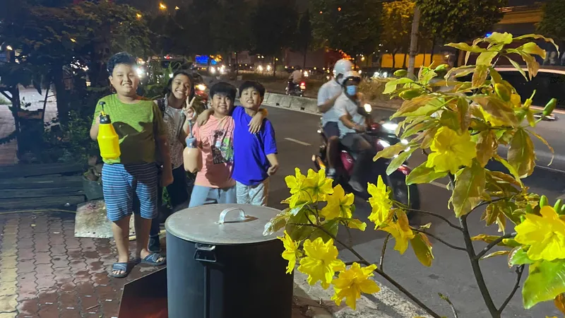 Từ bàn tay má, tết xưa theo về