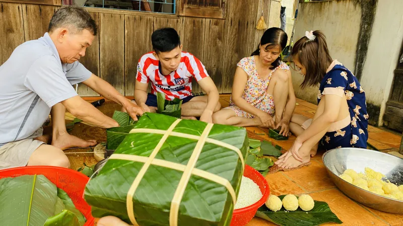 Gói bánh chưng nghe bố kể chuyện ngày xưa