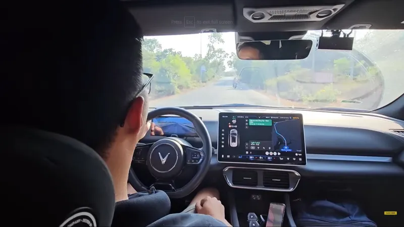 Chủ xe điện rủ nhau “test” khả năng phượt cùng VF 8 dịp nghỉ lễ