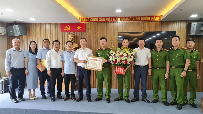Bộ trưởng Bộ Giáo dục và Đào tạo tặng bằng khen cho lực lượng công an Đà Nẵng