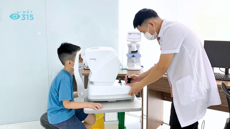 Cách phòng bệnh đau mắt đỏ mùa mưa lũ