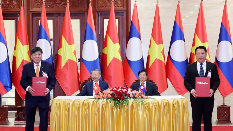 Vietjet trao thỏa thuận tăng cường kết nối vận tải hàng không Việt Nam – Lào