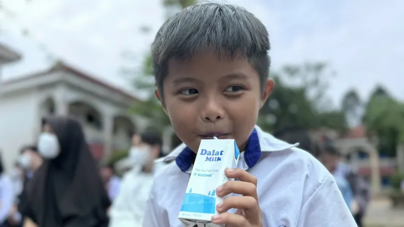 Trao tặng hàng trăm ngàn ly sữa tươi Dalatmilk cho học sinh các tỉnh phía Nam trước thềm năm học mới