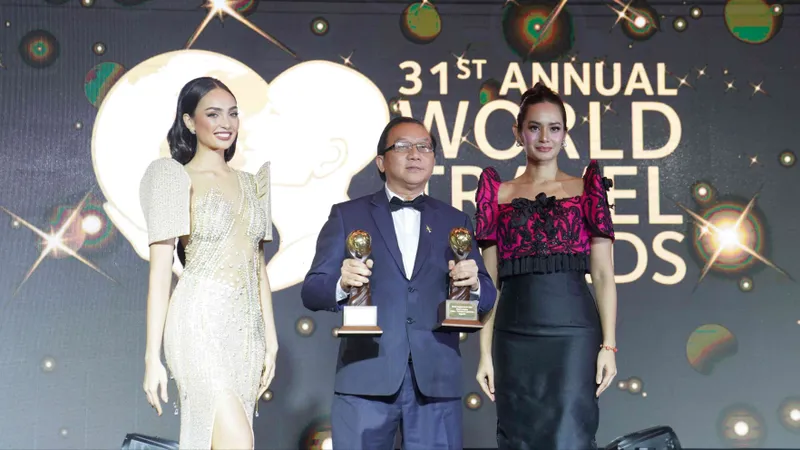 World Travel Awards tiếp tục vinh danh Vietjet với bộ đôi giải thưởng về dịch vụ khách hàng 