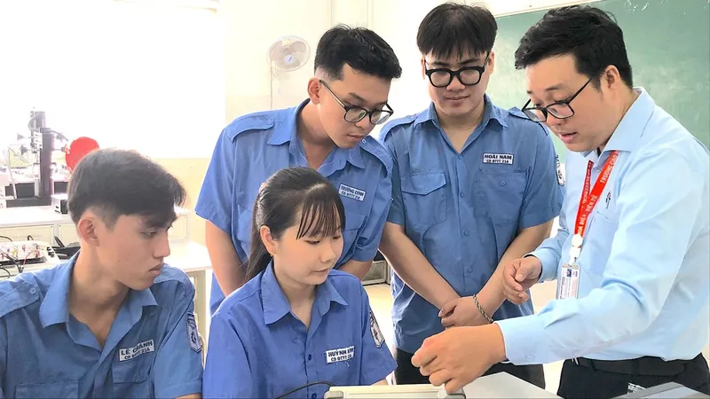Thầy và trò Trường Cao đẳng Kỹ thuật Cao Thắng trong giờ thực hành trên máy
