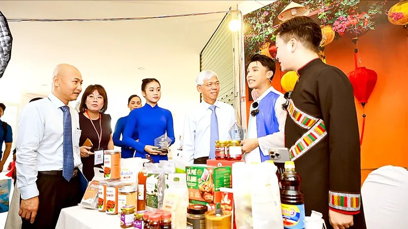 Hàng hóa dồi dào, sẵn sàng phục vụ Tết 2025