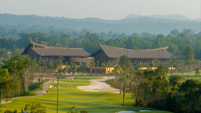 Đặc quyền nghỉ dưỡng kết hợp chơi golf và xem show tại Sun Paradise Land Phú Quốc