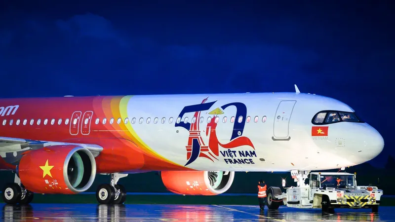 Máy bay mang biểu tượng kỷ niệm 50 năm quan hệ ngoại giao Việt Nam – Pháp đã về tới TPHCM sau hành trình cảm xúc