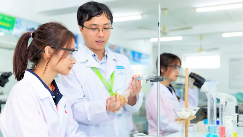 Miễn học phí cho học sinh, sinh viên là con đẻ và con nuôi của nhà giáo: Đánh giá kỹ những tác động